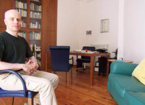 Il Dr. Biserni seduto nella stanza dei colloqui dello studio