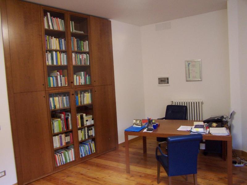 Stanza dei colloqui dello studio del Dr. Biserni a Pieve Santo Stefano: scrivania e libreria
