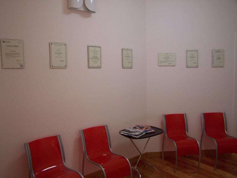 Sala d’attesa dello studio con i titoli professionali del Dr. Biserni appesi alla parete