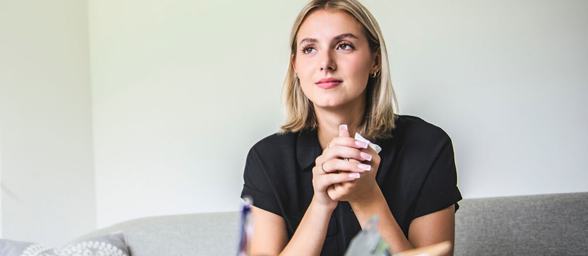 Giovane donna seduta sul divano durante un colloquio di consulenza