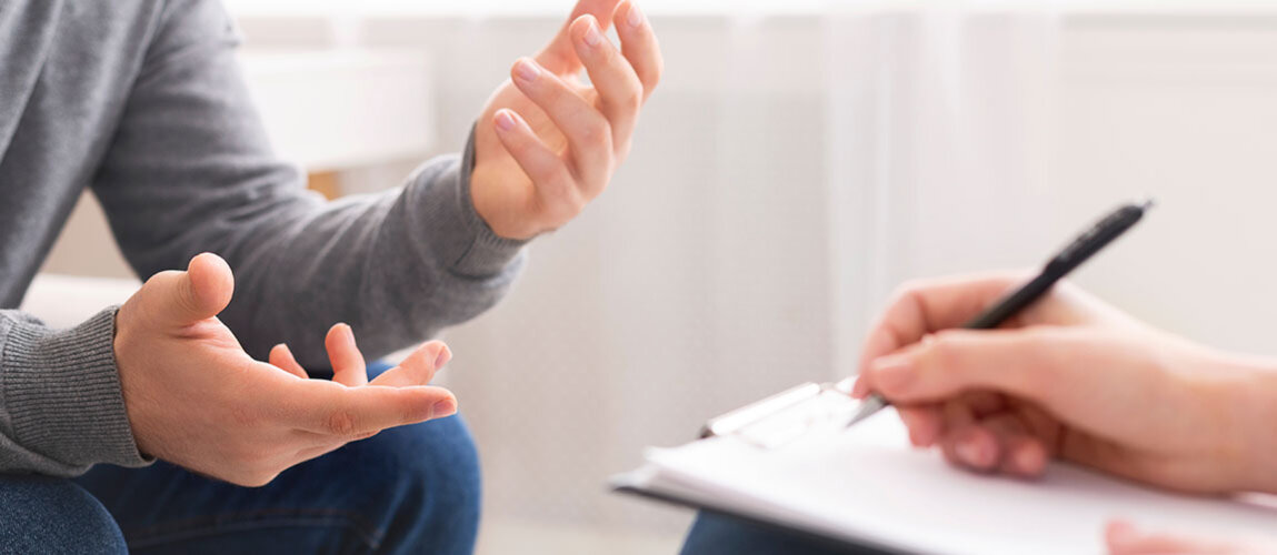 Seduta di psicoterapia individuale: il paziente parla e il terapeuta annota